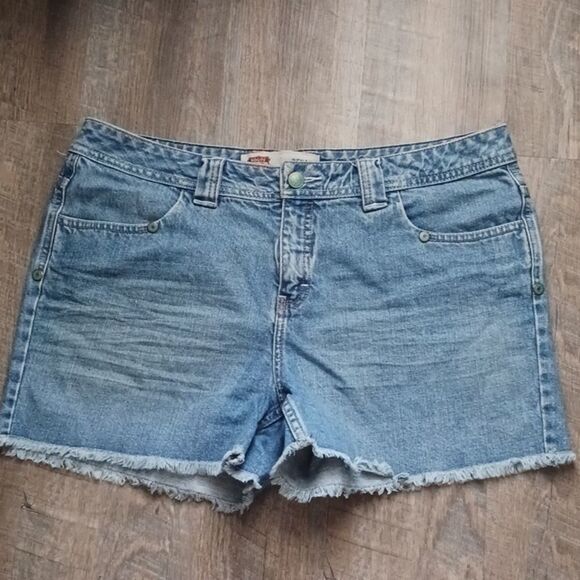 Route 66 women's raw hem jean shorts size 11/12 - Picture 1 of 11